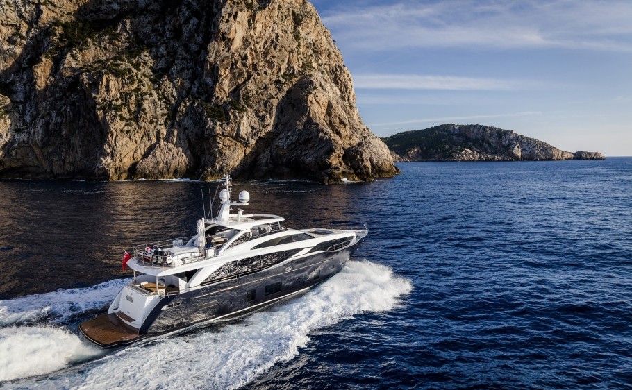 30m-exterior-blue-hull-12-1-910x562