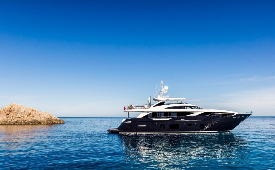 30m-exterior-blue-hull-20-910x562