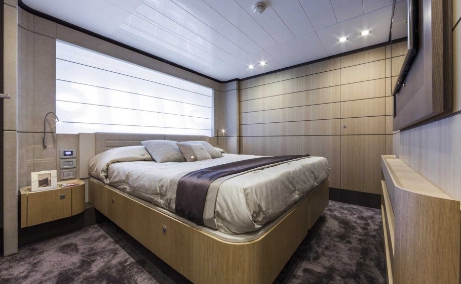ALEKSANDRA-I-Ferretti-960-yacht-charter-6-910x562