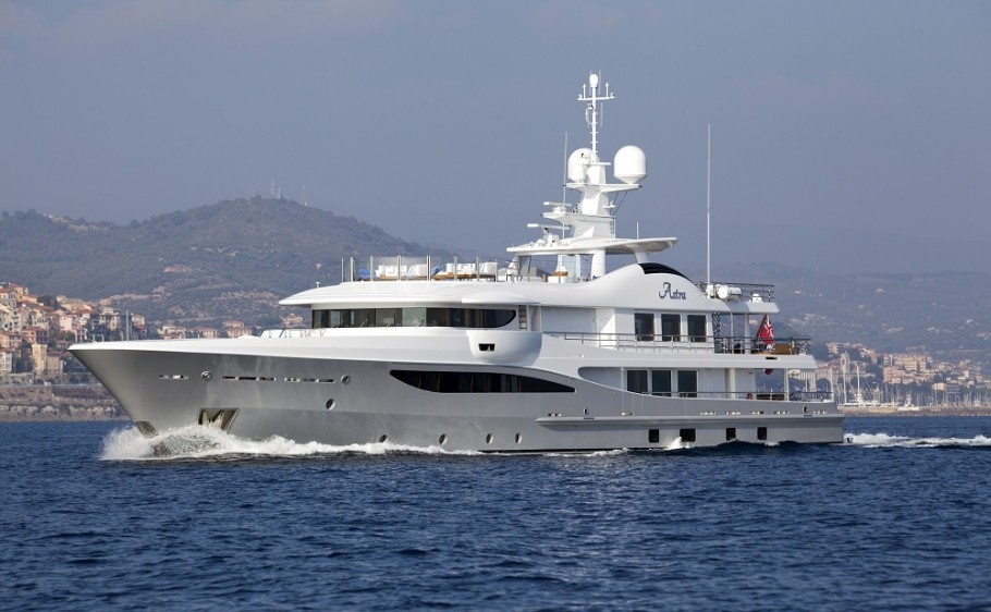 Astra-Yacht-Charter-10-910x562