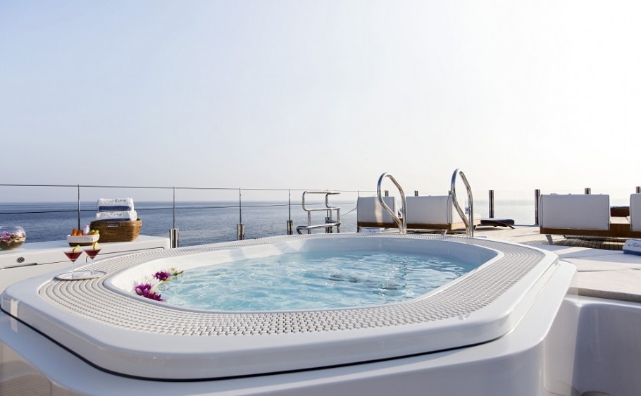 Astra-Yacht-Charter-3-910x562