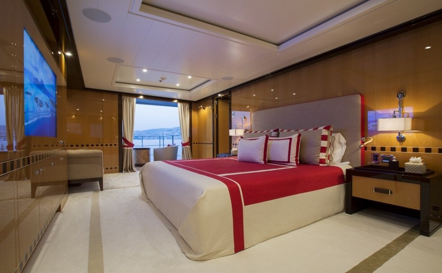 Astra-Yacht-Charter-9-910x562