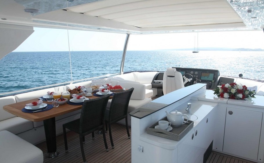 SAMAKANDA-Yacht-Charter-5-910x562