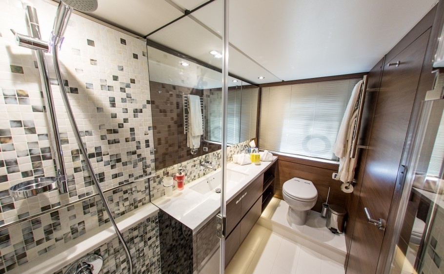 SHAWLIFE-Master-ensuite-910x562